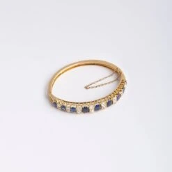 Bracelet Rigide En Or Jaune Et En Diamants Et Saphirs -Castafiore Boutique bracelet rigide en or jaune et en diamants et saphirs 701200