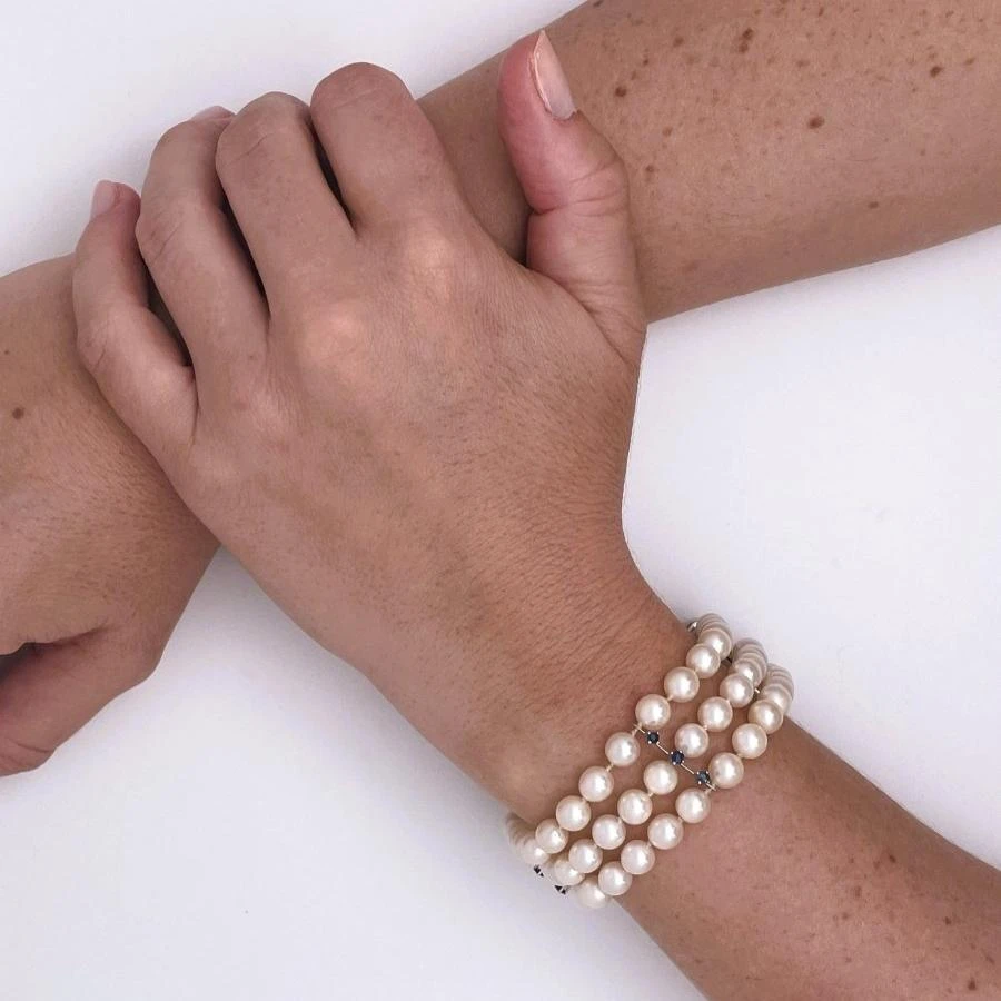 Bracelet Souple 3 Rangs De Perles En Or Blanc Et Saphirs 2 Bracelet Souple 3 Rangs De Perles En Or Blanc Et Saphirs – Image 2