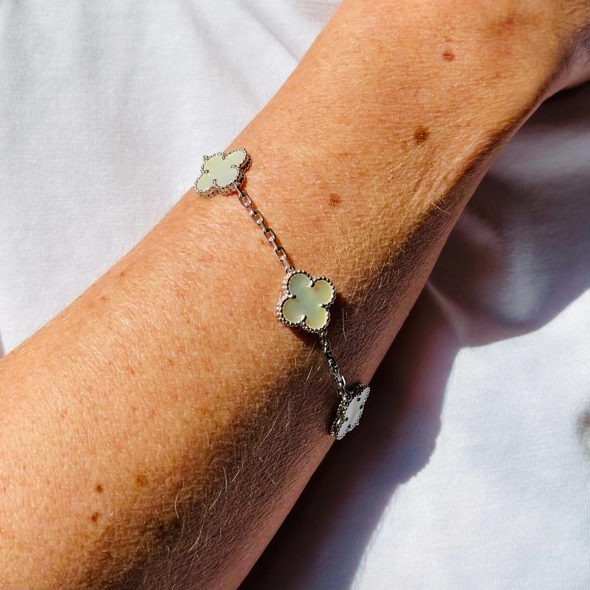 Bracelet VAN CLEEF & ARPELS"Alhambra" En Or Blanc Et Nacre 2 Bracelet VAN CLEEF & ARPELS"Alhambra" En Or Blanc Et Nacre – Image 2