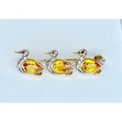 Broche 3 Canards En Or, Saphirs Jaunes, Diamants Et Rubis -Castafiore Boutique broche 3 canards en or saphirs jaunes diamants et rubis 406516