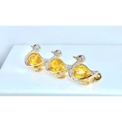 Broche 3 Canards En Or, Saphirs Jaunes, Diamants Et Rubis -Castafiore Boutique broche 3 canards en or saphirs jaunes diamants et rubis 952442