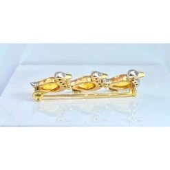 Broche 3 Canards En Or, Saphirs Jaunes, Diamants Et Rubis -Castafiore Boutique broche 3 canards en or saphirs jaunes diamants et rubis 973717