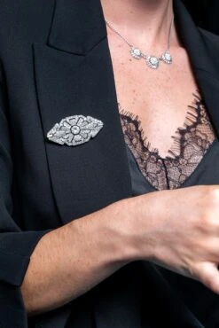 Broche Art Déco En Or Blanc Et Platine Pavé Diamants -Castafiore Boutique broche art deco en or blanc et platine pave diamants 572203