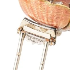 Broche BOUCHERON "Eglantine" En Or Blanc, émail Rose Et Diamants -Castafiore Boutique broche boucheron eglantine en or blanc email rose et diamants 6967361