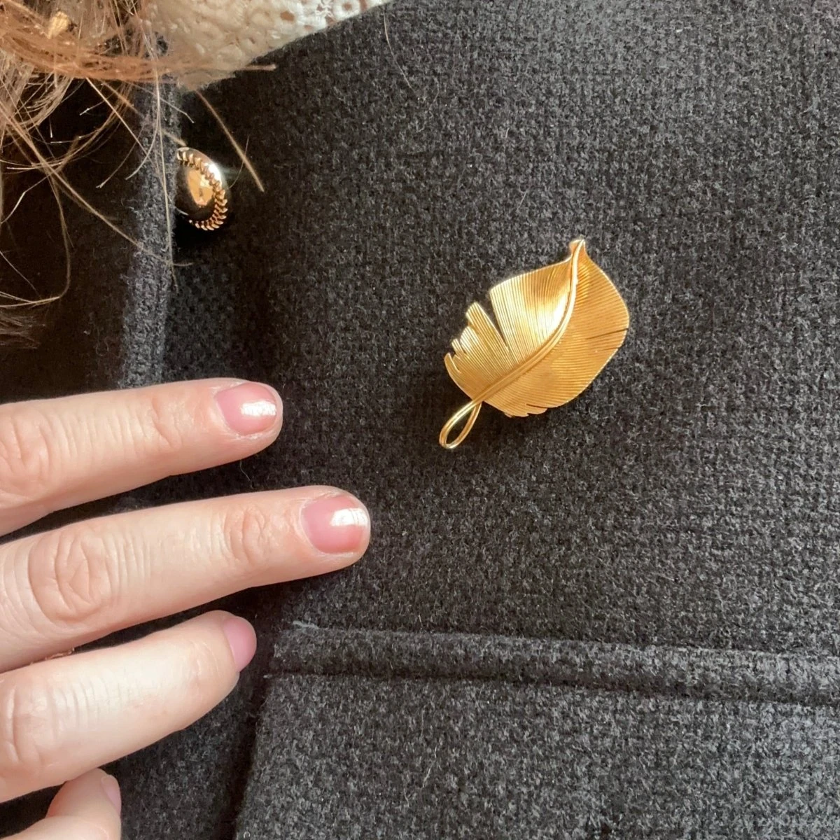 Broche Épingle HERMÈS "Plume" En Or Jaune 2 Broche Épingle HERMÈS "Plume" En Or Jaune – Image 2