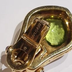 Boucles D'oreilles Clip BULGARI Coeurs En En Or Jaune, Péridots Et Rubis -Castafiore Boutique bulgari peridot ruby 18 karat yellow gold earrings 453984