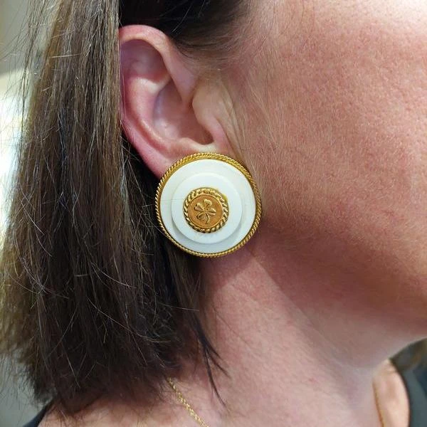 Boucles D'Oreilles Clips CHANEL En Métal Doré Et Bakélite 2 Boucles D'Oreilles Clips CHANEL En Métal Doré Et Bakélite – Image 2