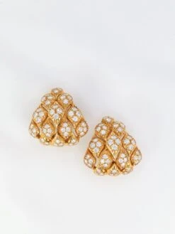 Clips D’oreilles Pommes De Pins En Or Et Diamants, 1970 -Castafiore Boutique clips doreilles pommes de pins en or et diamants 1970 410356