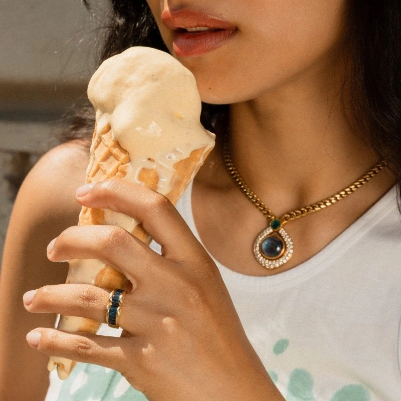 Collier BULGARI En Or Jaune, Saphir, émeraude Et Diamants 2 Collier BULGARI En Or Jaune, Saphir, émeraude Et Diamants – Image 2