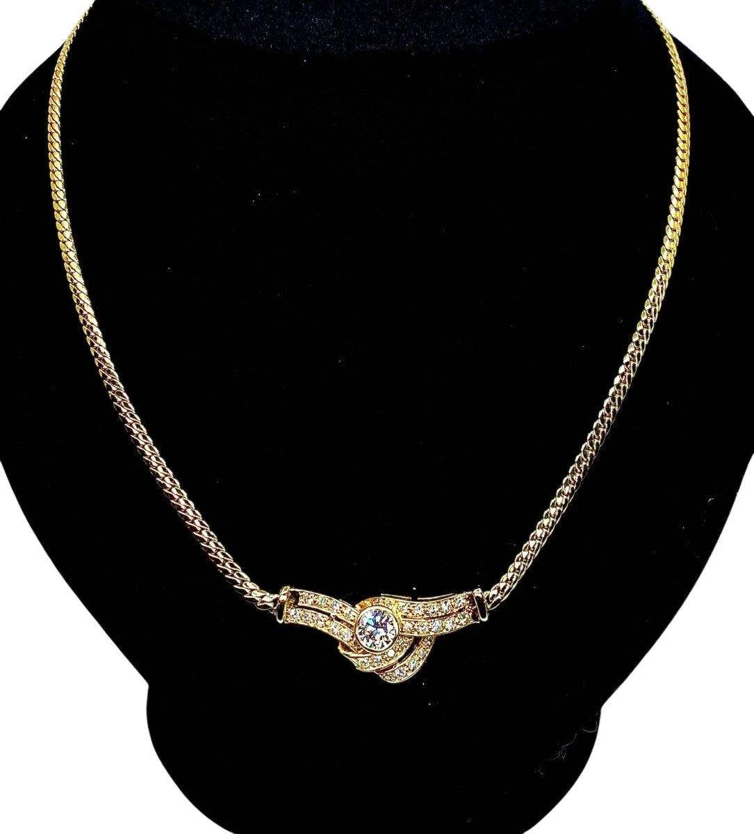 Collier En Or Jaune 18 Carats Et Motif En Diamants 2 Collier En Or Jaune 18 Carats Et Motif En Diamants – Image 2