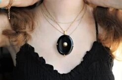 Collier Pendentif En Or Jaune Et En Onyx Et Perles 11 Collier Pendentif En Or Jaune Et En Onyx Et Perles -Castafiore Boutique collier pendentif en or jaune et en onyx et perles 971639