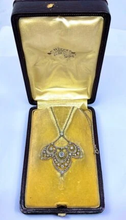 Collier Pendentif En Platine, Diamants, époque 1900 -Castafiore Boutique collier pendentif en platine diamants epoque 1900 361011