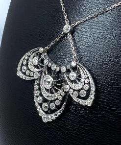 Collier Pendentif En Platine, Diamants, époque 1900 -Castafiore Boutique collier pendentif en platine diamants epoque 1900 767999