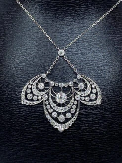 Collier Pendentif En Platine, Diamants, époque 1900 -Castafiore Boutique collier pendentif en platine diamants epoque 1900 922670