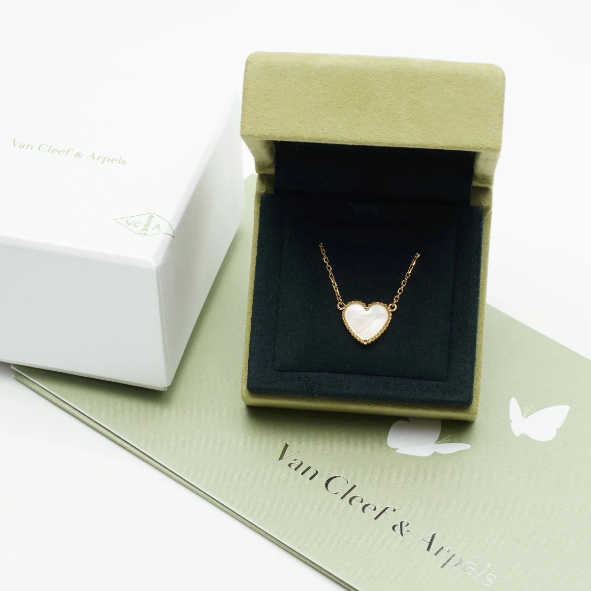 Collier Van Cleef & Arpels Lucky Alhambra Heart Nacre Blanche En Or Jaune 2 Collier Van Cleef & Arpels Lucky Alhambra Heart Nacre Blanche En Or Jaune – Image 2