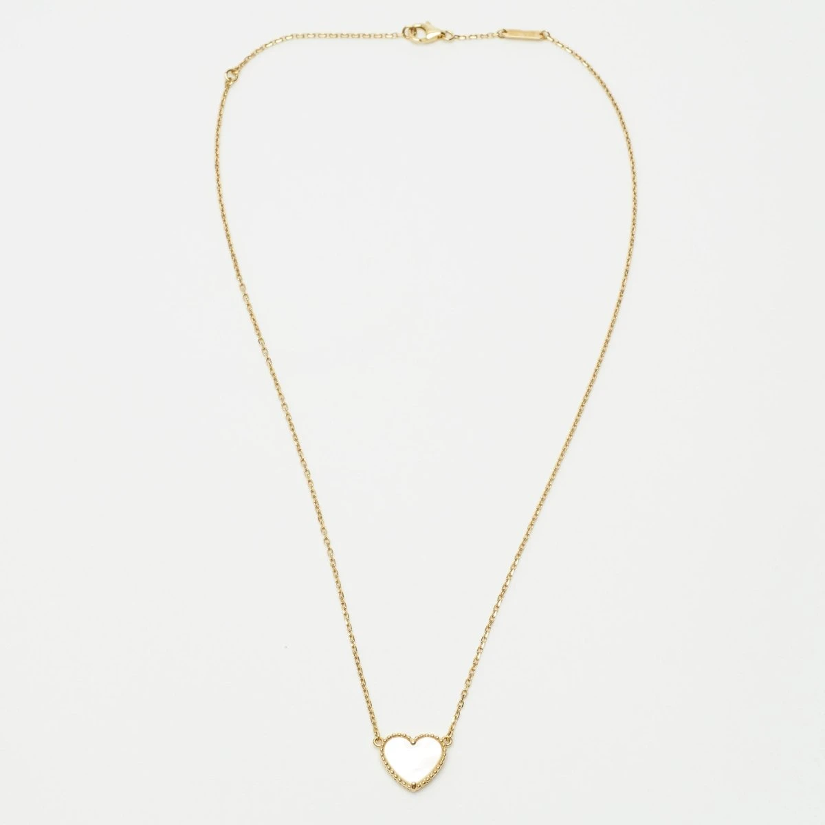 Collier Van Cleef & Arpels Lucky Alhambra Heart Nacre Blanche En Or Jaune 3 Collier Van Cleef & Arpels Lucky Alhambra Heart Nacre Blanche En Or Jaune – Image 3