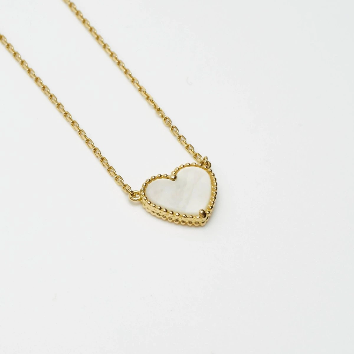 Collier Van Cleef & Arpels Lucky Alhambra Heart Nacre Blanche En Or Jaune 4 Collier Van Cleef & Arpels Lucky Alhambra Heart Nacre Blanche En Or Jaune – Image 4