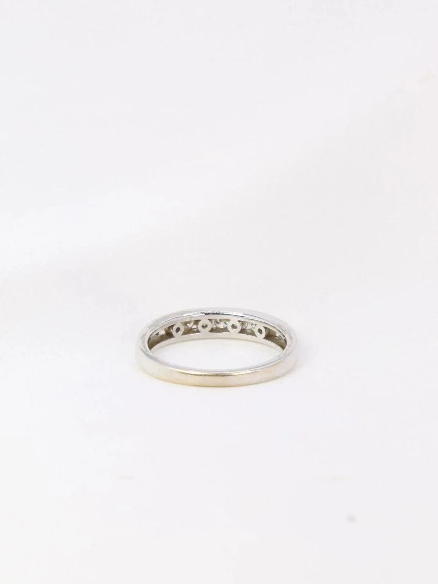 Demi-Alliance Américaine En Or Blanc Et Diamants 0,18 Ct 5 Demi-Alliance Américaine En Or Blanc Et Diamants 0,18 Ct – Image 5