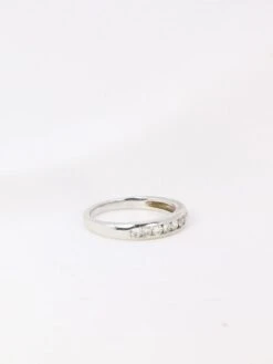 Demi-Alliance Américaine En Or Blanc Et Diamants 0,18 Ct 14 Demi-Alliance Américaine En Or Blanc Et Diamants 0,18 Ct -Castafiore Boutique demi alliance americaine en or blanc et diamants 018 ct 245477