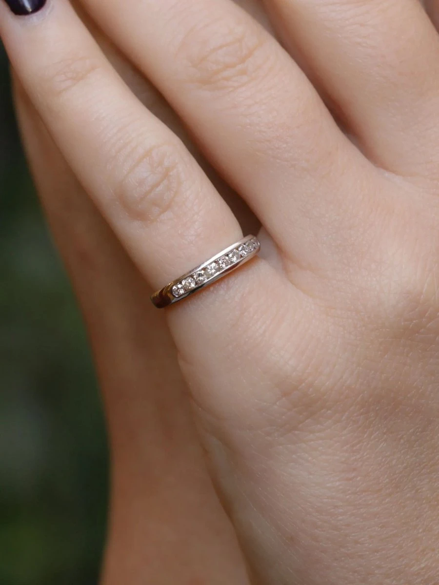 Demi-Alliance Américaine En Or Blanc Et Diamants 0,18 Ct 2 Demi-Alliance Américaine En Or Blanc Et Diamants 0,18 Ct – Image 2