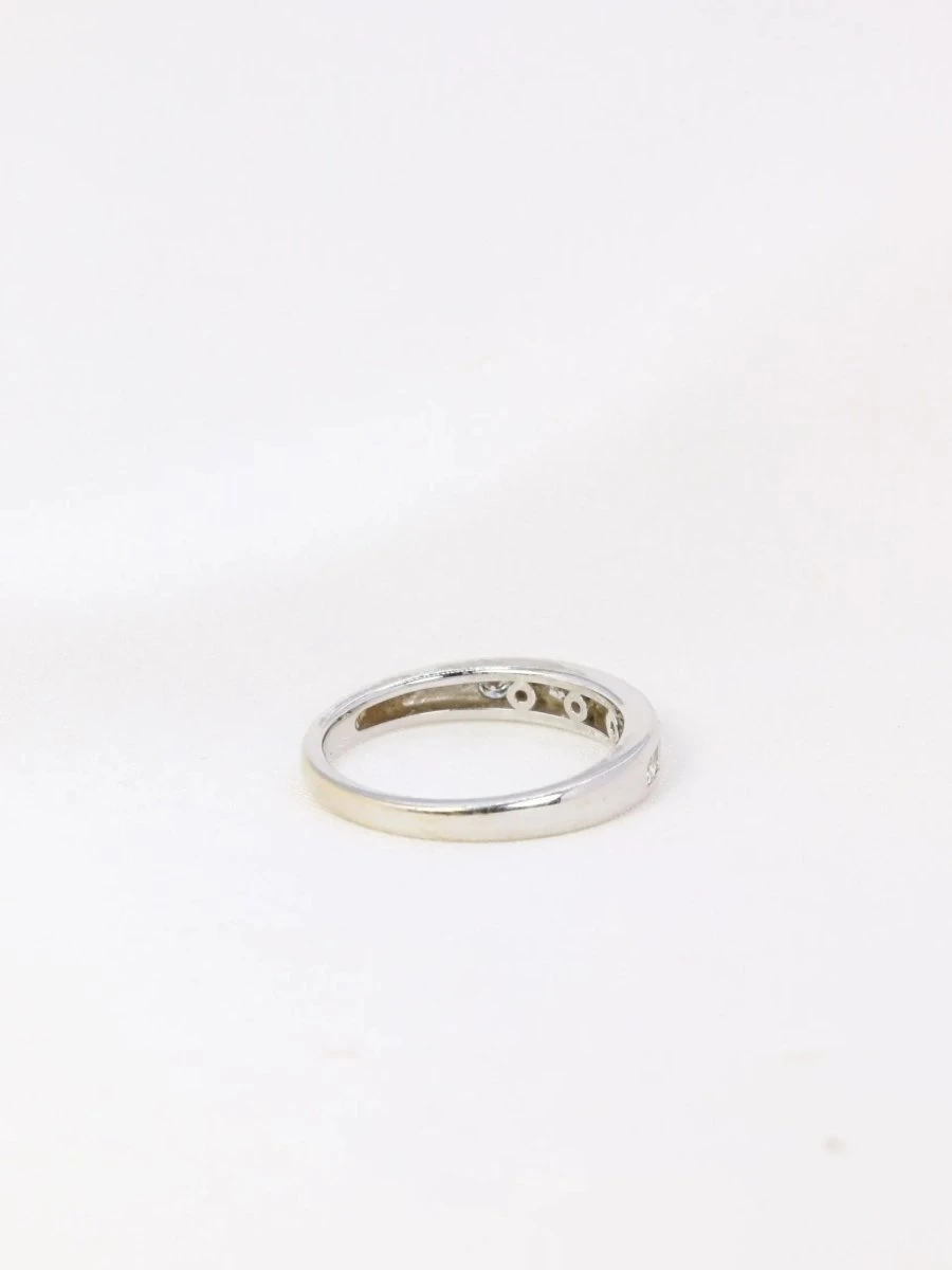 Demi-Alliance Américaine En Or Blanc Et Diamants 0,18 Ct 6 Demi-Alliance Américaine En Or Blanc Et Diamants 0,18 Ct – Image 6