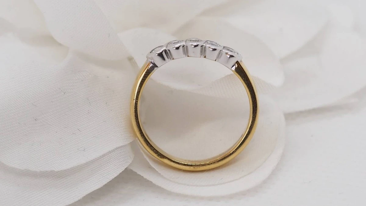 Demi Alliance En Or Jaune Et Blanc Sertie De Diamants 6 Demi Alliance En Or Jaune Et Blanc Sertie De Diamants – Image 6