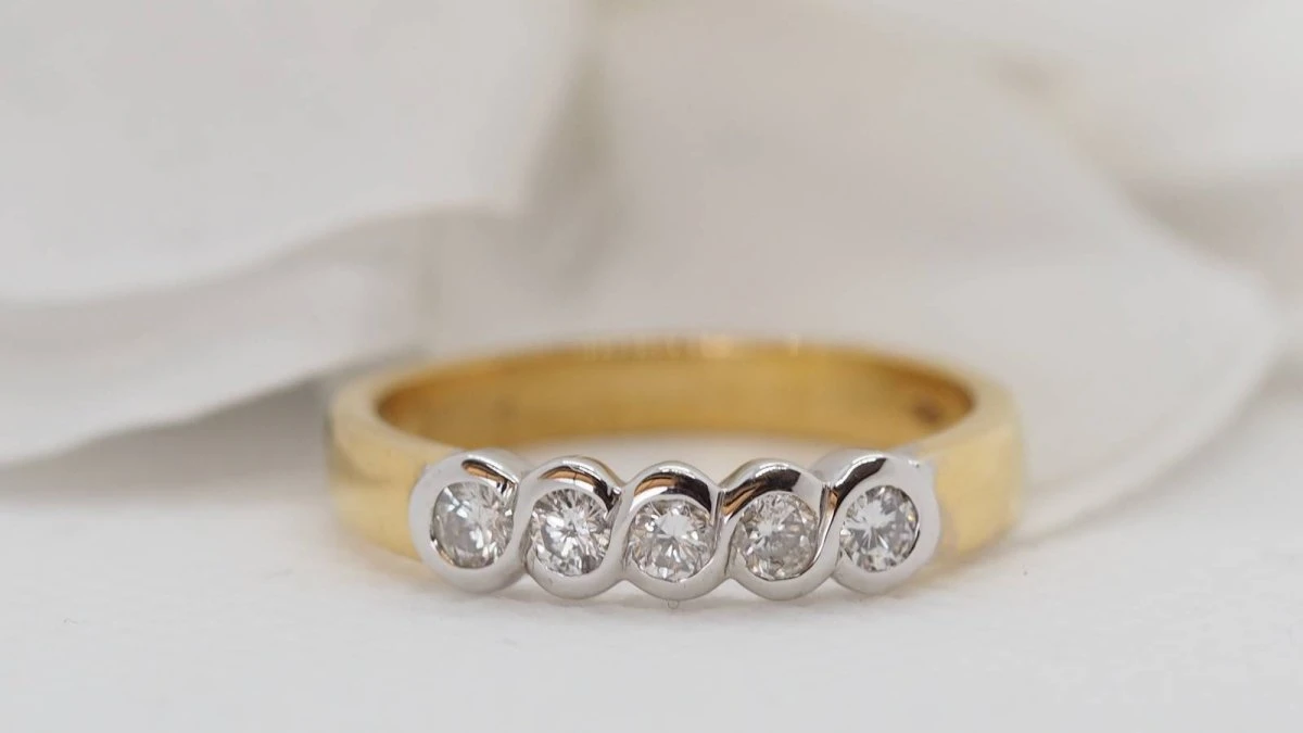 Demi Alliance En Or Jaune Et Blanc Sertie De Diamants 3 Demi Alliance En Or Jaune Et Blanc Sertie De Diamants – Image 3