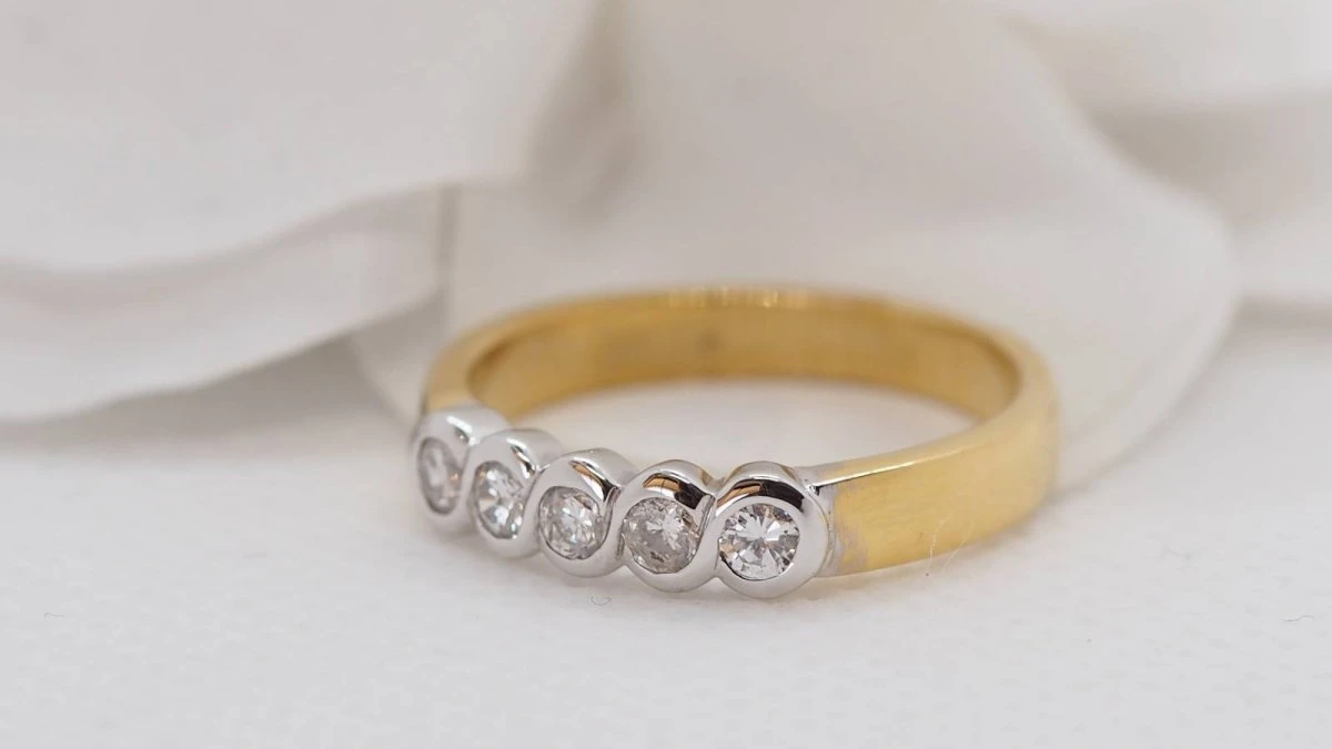 Demi Alliance En Or Jaune Et Blanc Sertie De Diamants 5 Demi Alliance En Or Jaune Et Blanc Sertie De Diamants – Image 5