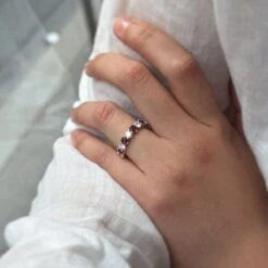 Demi Alliance En Or Blanc, Rubis Et Diamants -Castafiore Boutique demi alliance or blanc diamants rubis 312821