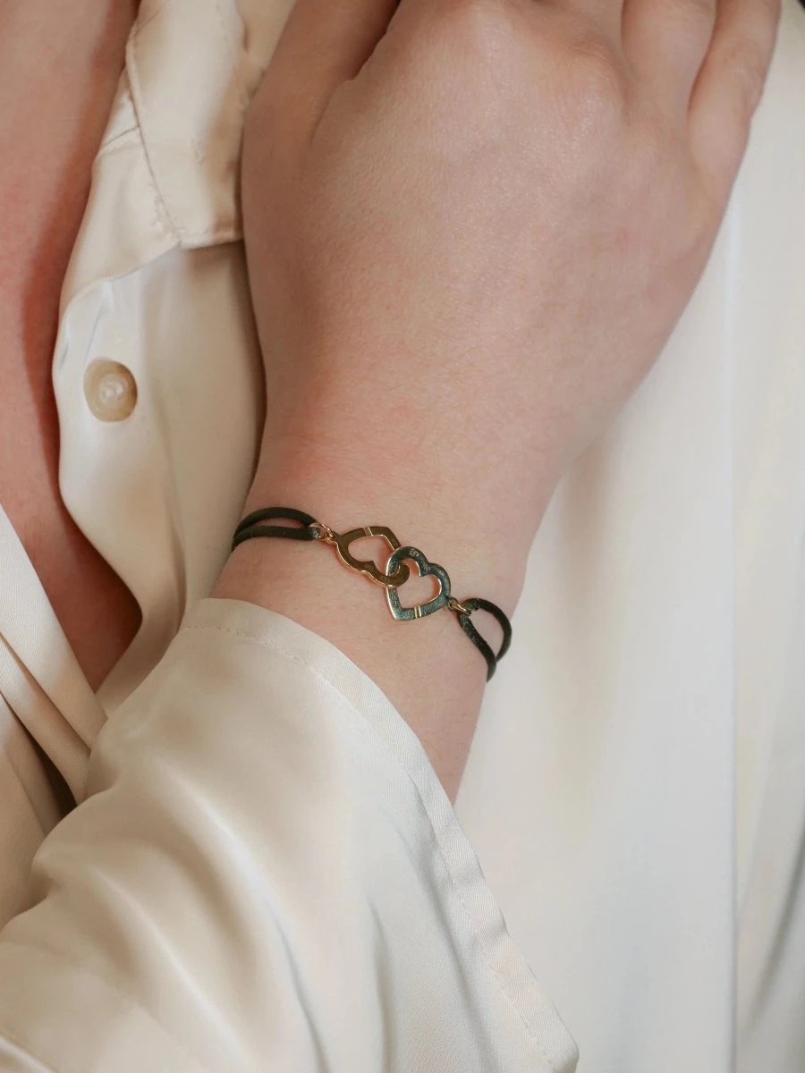 DINH VAN Bracelet Double Coeur Or Jaune Cordon Kaki 8 DINH VAN Bracelet Double Coeur Or Jaune Cordon Kaki – Image 8