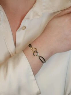 DINH VAN Bracelet Double Coeur Or Jaune Cordon Kaki 14 DINH VAN Bracelet Double Coeur Or Jaune Cordon Kaki -Castafiore Boutique dinh van bracelet double coeur or jaune cordon kaki 862497