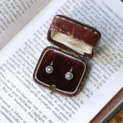 Boucles D'oreilles Dormeuses En Or Rose, Argent, Perles Et Dimants. 18 Boucles D'oreilles Dormeuses En Or Rose, Argent, Perles Et Dimants. -Castafiore Boutique dormeuses anciennes perles fines diamants 385337