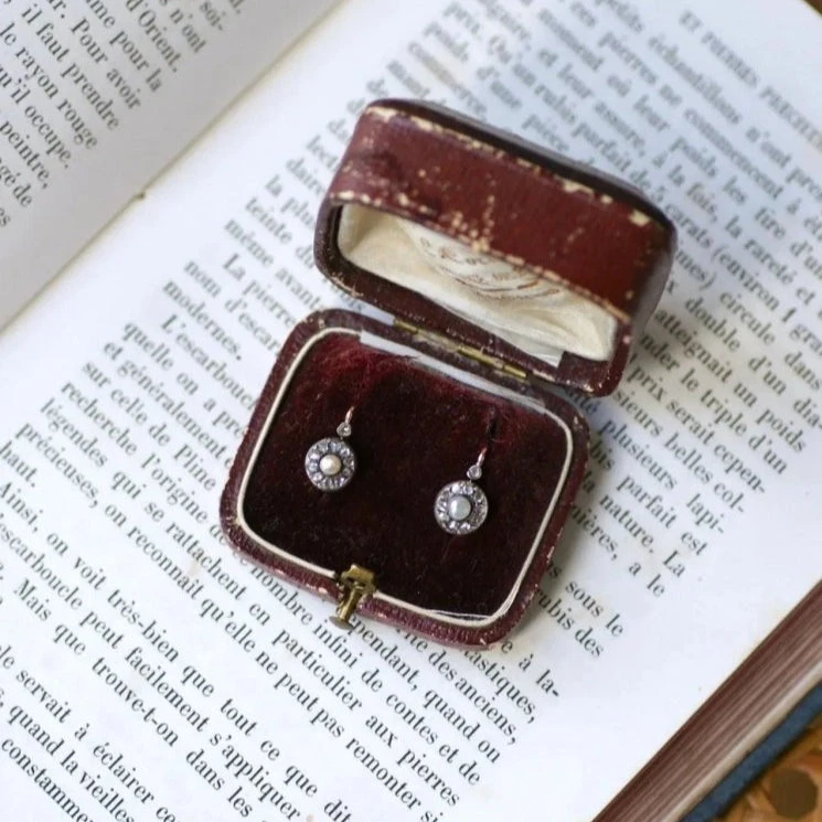 Boucles D'oreilles Dormeuses En Or Rose, Argent, Perles Et Dimants. 8 Boucles D'oreilles Dormeuses En Or Rose, Argent, Perles Et Dimants. – Image 8