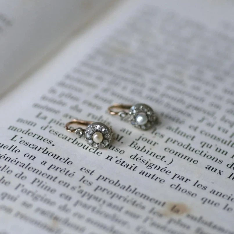 Boucles D'oreilles Dormeuses En Or Rose, Argent, Perles Et Dimants. 6 Boucles D'oreilles Dormeuses En Or Rose, Argent, Perles Et Dimants. – Image 6