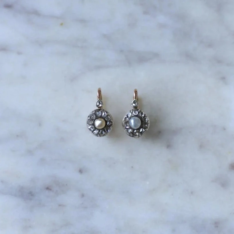 Boucles D'oreilles Dormeuses En Or Rose, Argent, Perles Et Dimants. 5 Boucles D'oreilles Dormeuses En Or Rose, Argent, Perles Et Dimants. – Image 5