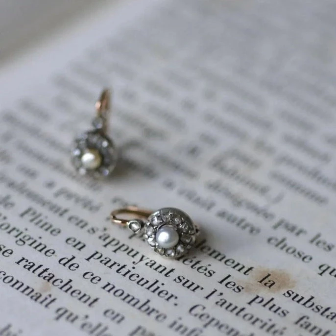 Boucles D'oreilles Dormeuses En Or Rose, Argent, Perles Et Dimants. 9 Boucles D'oreilles Dormeuses En Or Rose, Argent, Perles Et Dimants. – Image 9