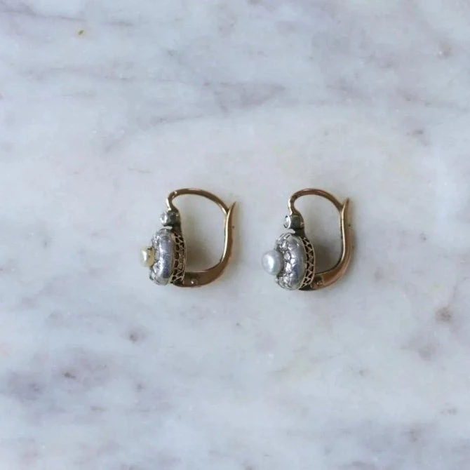 Boucles D'oreilles Dormeuses En Or Rose, Argent, Perles Et Dimants. 10 Boucles D'oreilles Dormeuses En Or Rose, Argent, Perles Et Dimants. – Image 10