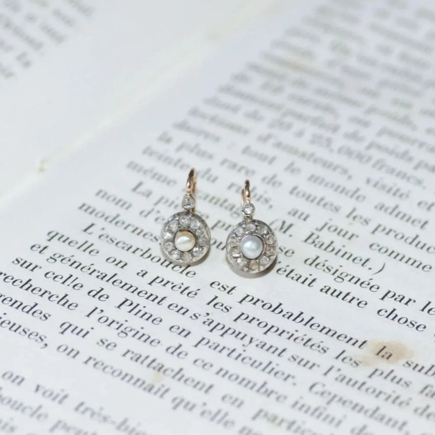 Boucles D'oreilles Dormeuses En Or Rose, Argent, Perles Et Dimants. 11 Boucles D'oreilles Dormeuses En Or Rose, Argent, Perles Et Dimants. – Image 11