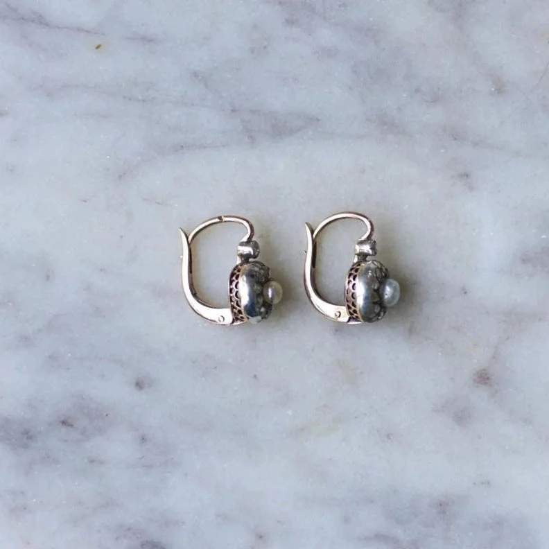 Boucles D'oreilles Dormeuses En Or Rose, Argent, Perles Et Dimants. 7 Boucles D'oreilles Dormeuses En Or Rose, Argent, Perles Et Dimants. – Image 7