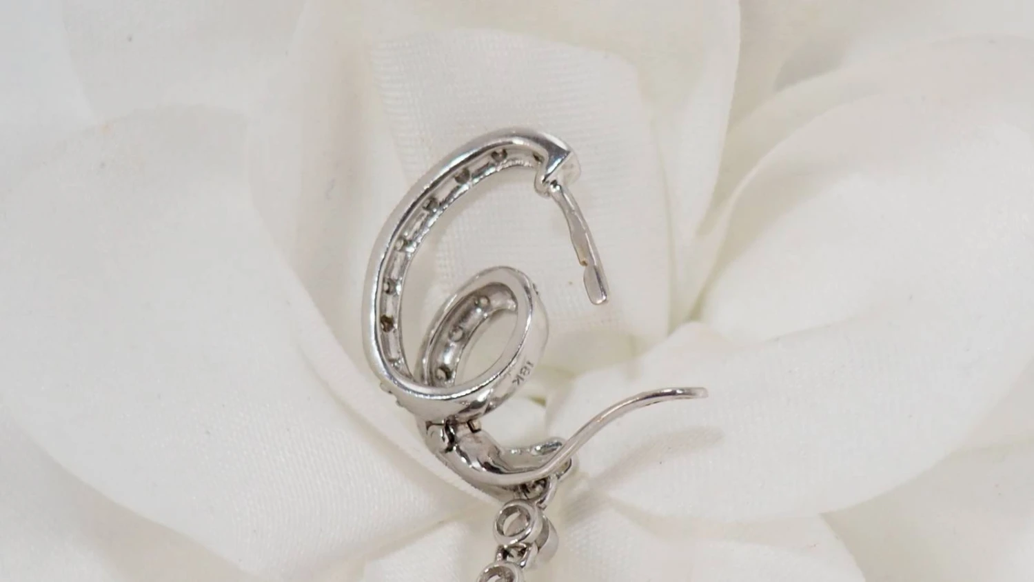 Pendants D'oreilles En Or Blanc, Diamants Et Corail 4 Pendants D'oreilles En Or Blanc, Diamants Et Corail – Image 4