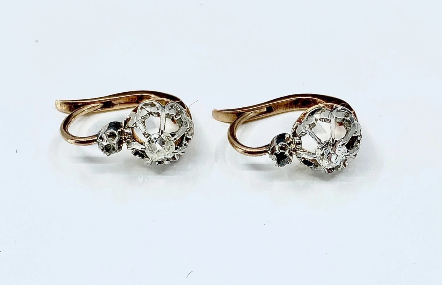 Boucles D’oreilles En Or 18 Carats Et Diamants, époque 1900. 4 Boucles D’oreilles En Or 18 Carats Et Diamants, époque 1900. – Image 4