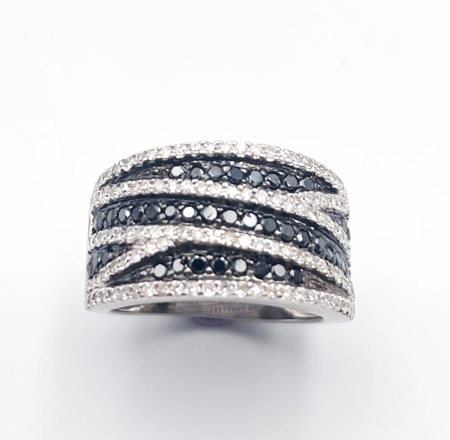 Bague Bandeau Diamants Blancs Et Noirs 1 Bague Bandeau Diamants Blancs Et Noirs