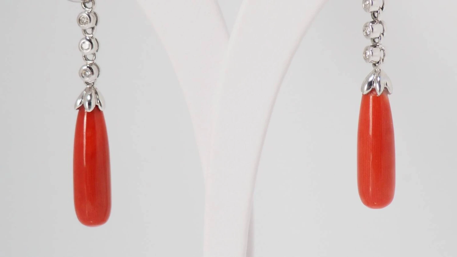 Pendants D'oreilles En Or Blanc, Diamants Et Corail 5 Pendants D'oreilles En Or Blanc, Diamants Et Corail – Image 5