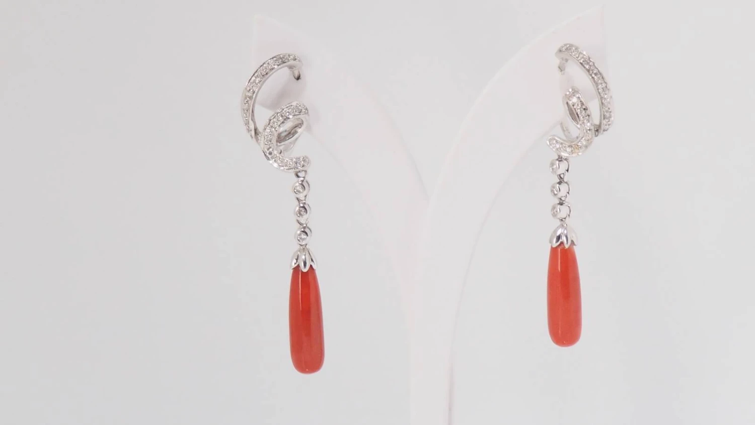 Pendants D'oreilles En Or Blanc, Diamants Et Corail 2 Pendants D'oreilles En Or Blanc, Diamants Et Corail – Image 2