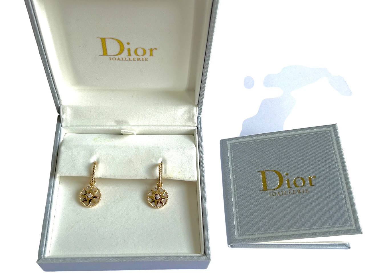 Paire De Boucles D'oreilles DIOR "Rose Des Vents" En Or Jaune, Nacre Et Diamants 2 Paire De Boucles D'oreilles DIOR "Rose Des Vents" En Or Jaune, Nacre Et Diamants – Image 2