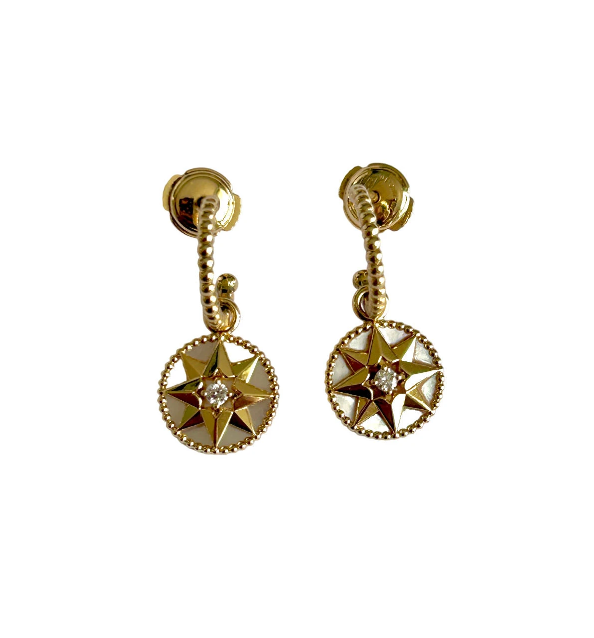 Paire De Boucles D'oreilles DIOR "Rose Des Vents" En Or Jaune, Nacre Et Diamants 3 Paire De Boucles D'oreilles DIOR "Rose Des Vents" En Or Jaune, Nacre Et Diamants – Image 3