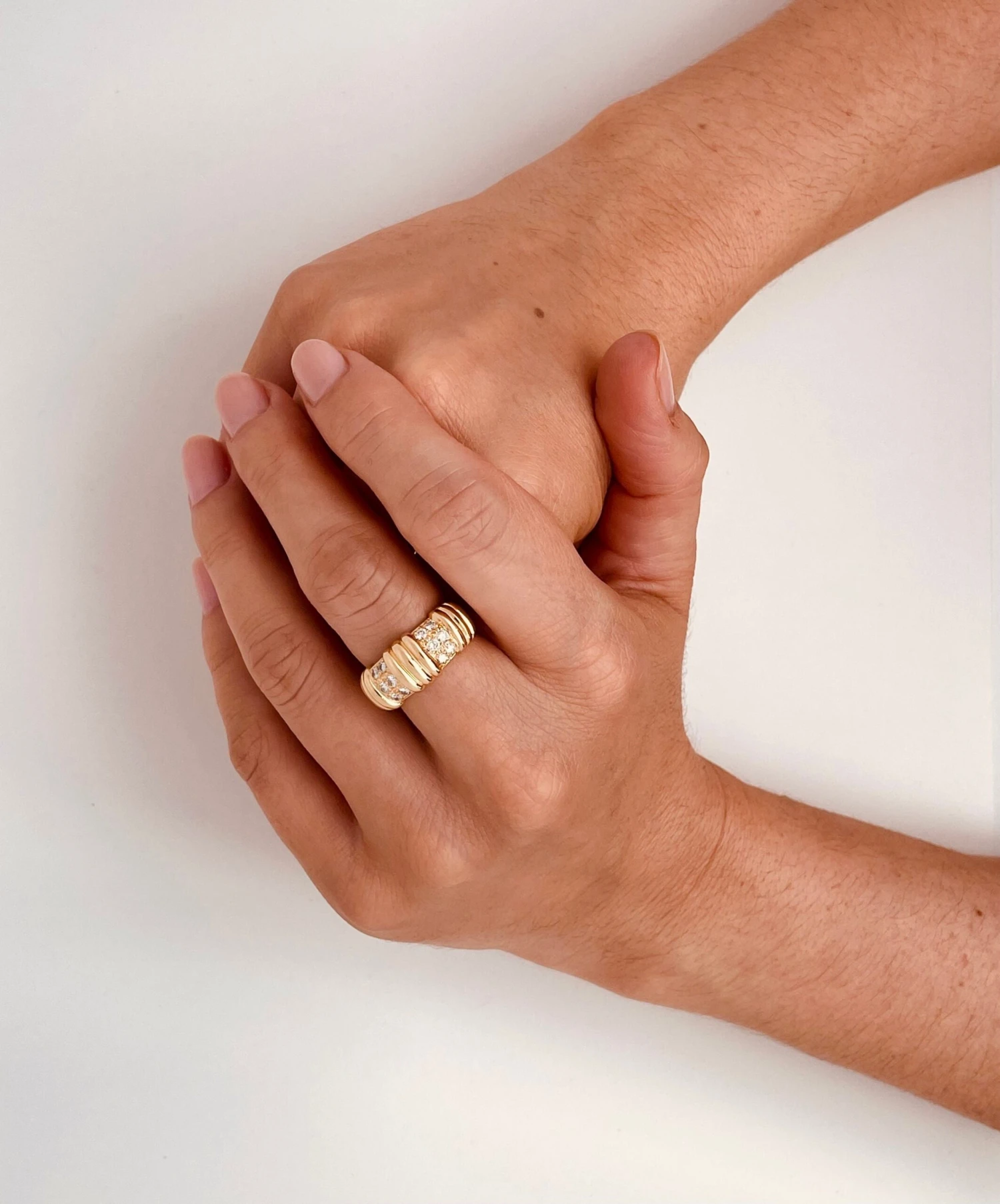 Bague Bandeau à Godrons En Or Jaune Et Diamants 4 Bague Bandeau à Godrons En Or Jaune Et Diamants – Image 4