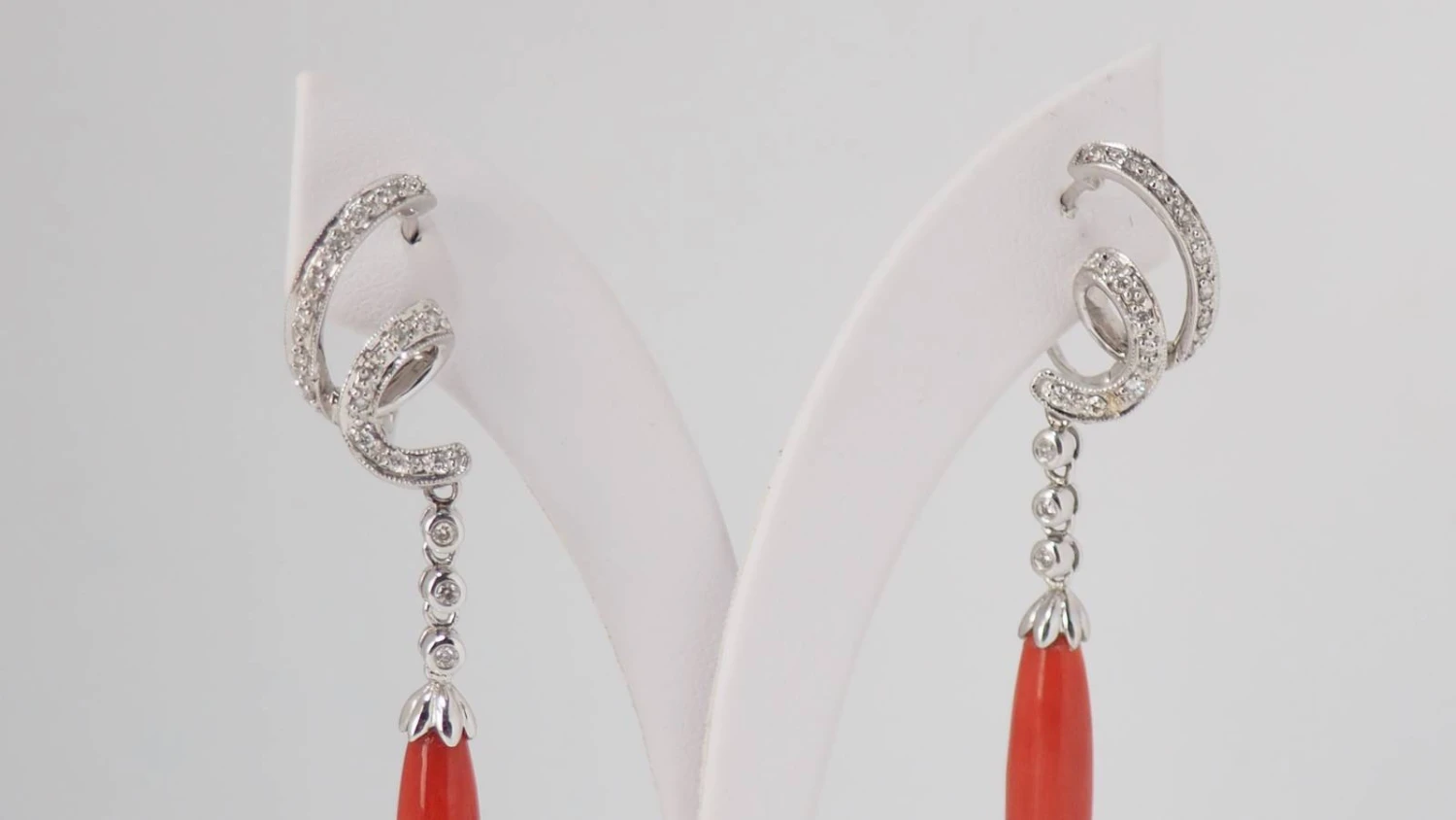 Pendants D'oreilles En Or Blanc, Diamants Et Corail 3 Pendants D'oreilles En Or Blanc, Diamants Et Corail – Image 3