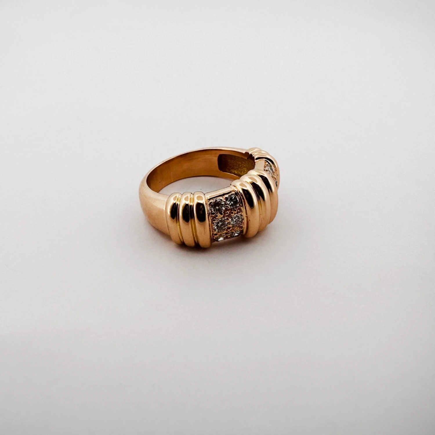 Bague Bandeau à Godrons En Or Jaune Et Diamants 3 Bague Bandeau à Godrons En Or Jaune Et Diamants – Image 3