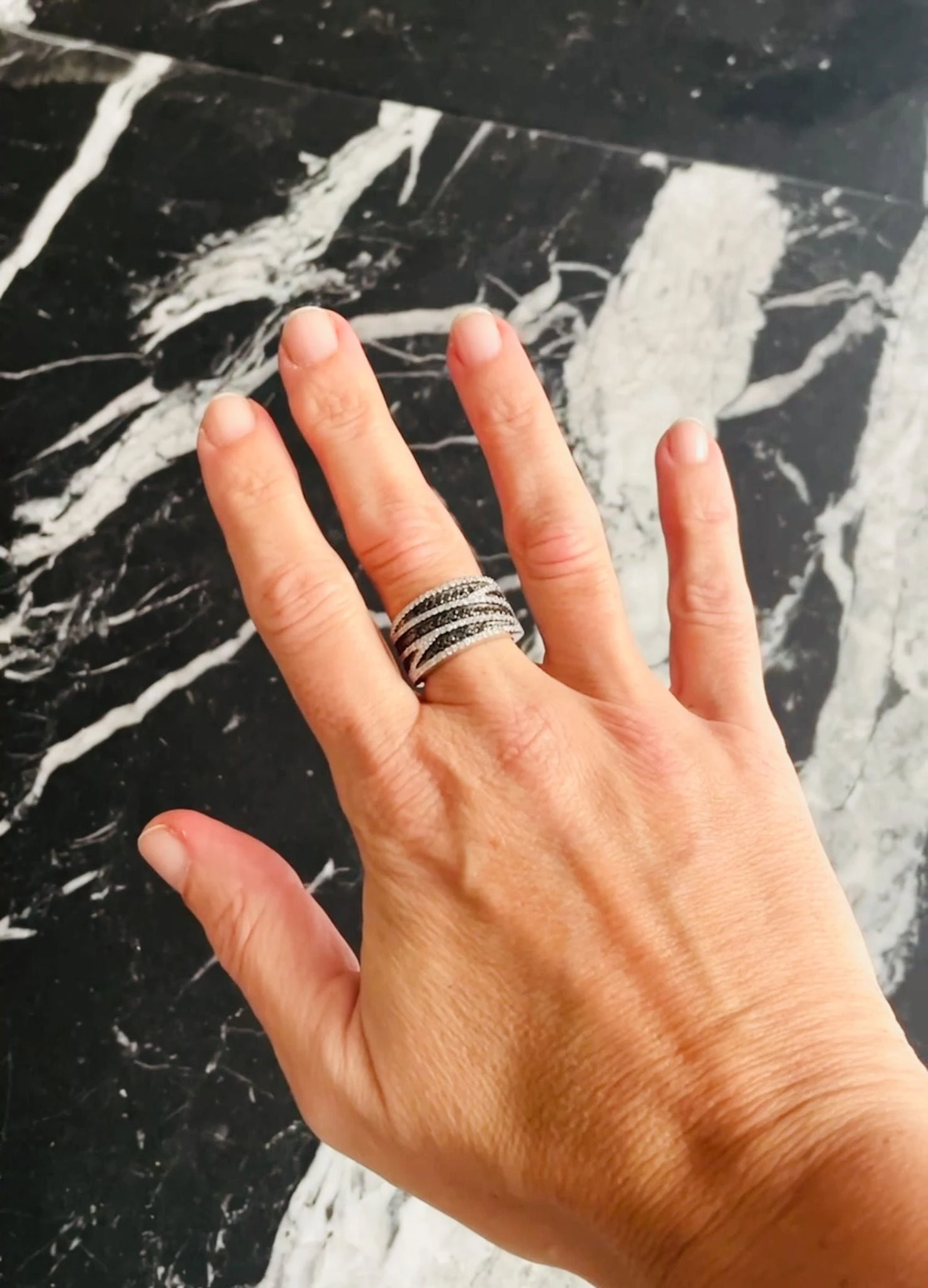 Bague Bandeau Diamants Blancs Et Noirs 3 Bague Bandeau Diamants Blancs Et Noirs – Image 3